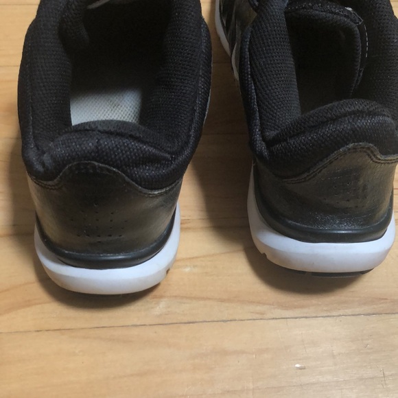 NIKE black/white sneakers. Size 7.5. Fit like 6.5. - Picture 3 of 4